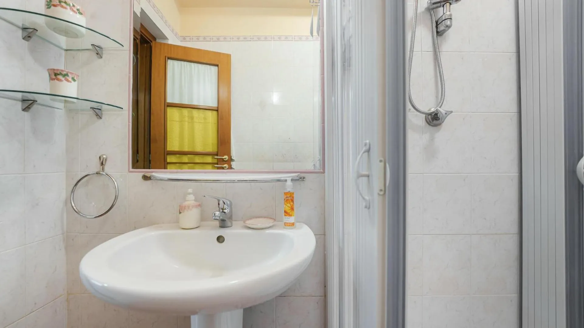 Casa Spaziosa, A Pochi Passi Da Metro E Centro Neapel 0*,