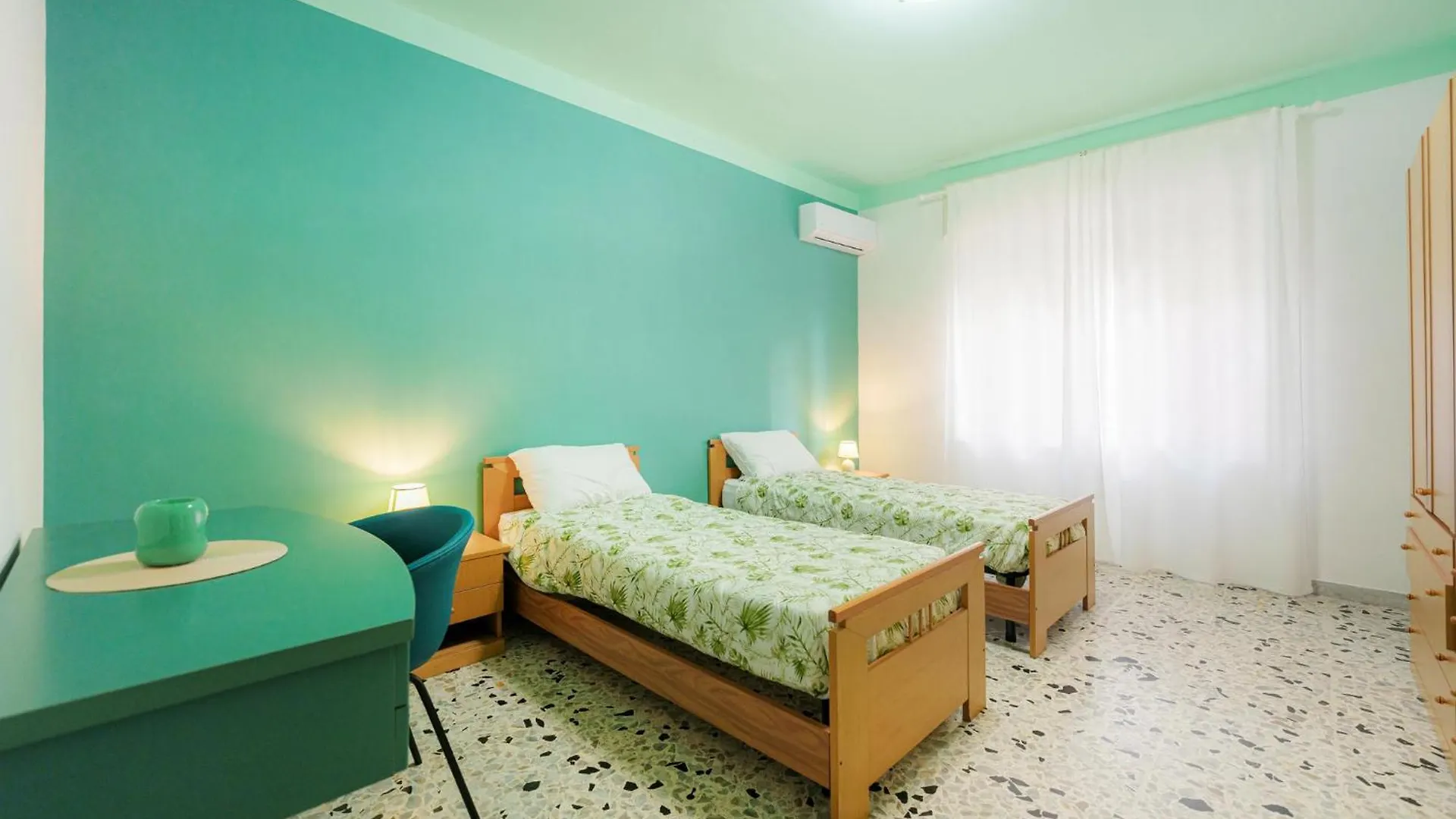 Casa Spaziosa, A Pochi Passi Da Metro E Centro Neapel 0*,  Italien